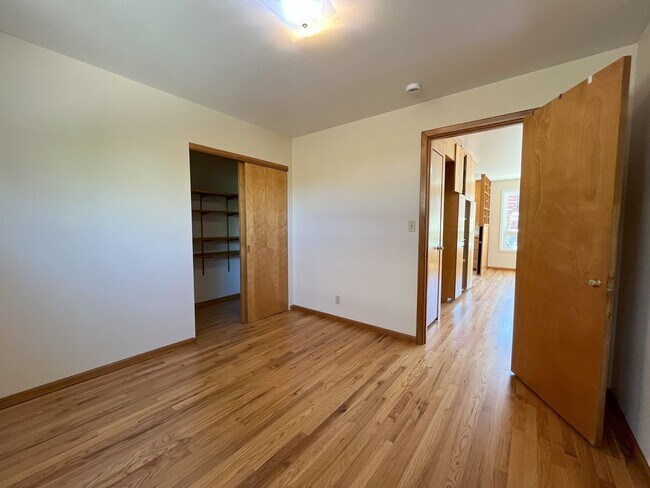 Building Photo - Bright & Spacious 1-Bedroom Duplex with Ha...