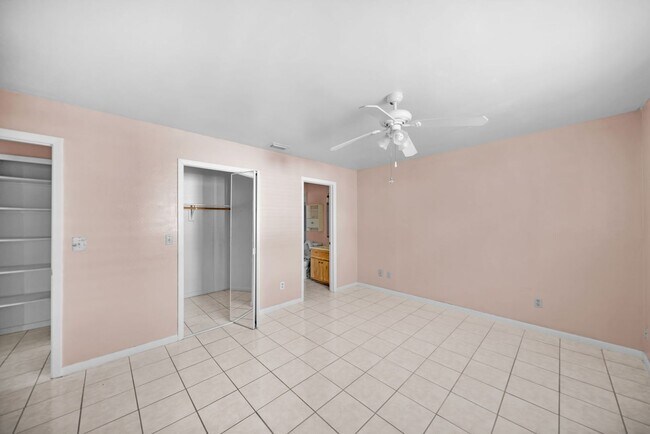 Building Photo - 517 SE 23rd Pl