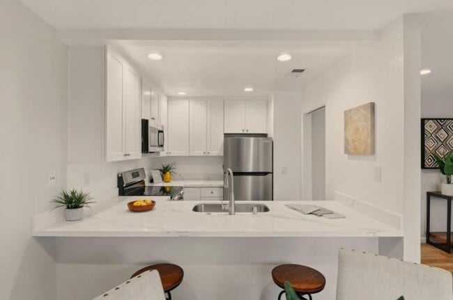 Building Photo - APARTMENT