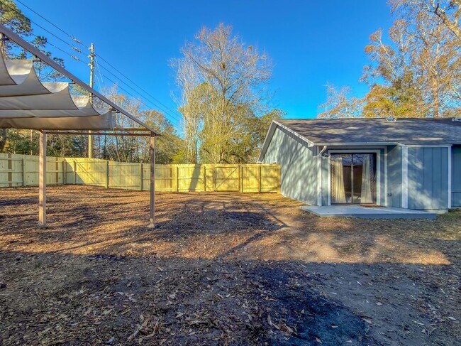 Building Photo - LOVELY & Modern NW 2/1 w/ New Flooring & Huge Privacy Fenced Yard that Inc Lawn Maintenance! Avai...