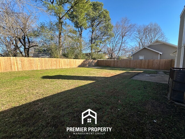 Building Photo - Charming 3 Bedroom Home for Rent in Memphis | High Ceilings, Fireplace & Fenced Yard