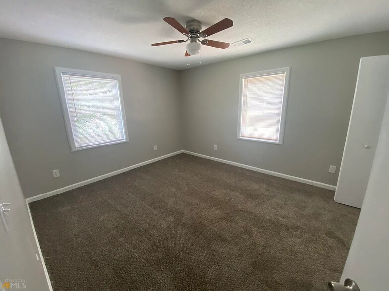 Building Photo - 617 Camellia Cir