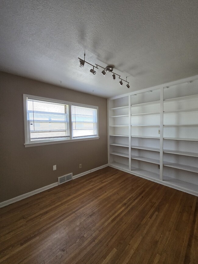 Building Photo - 902 N Colorado St