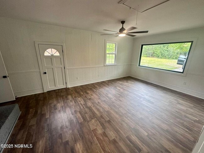 Building Photo - 611 E L Ives Dr
