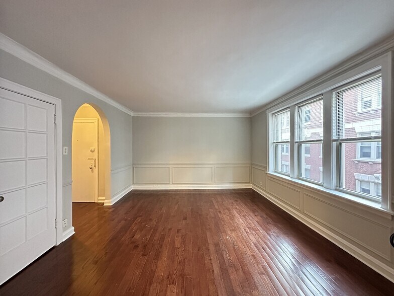 Building Photo - 547 W Surf St