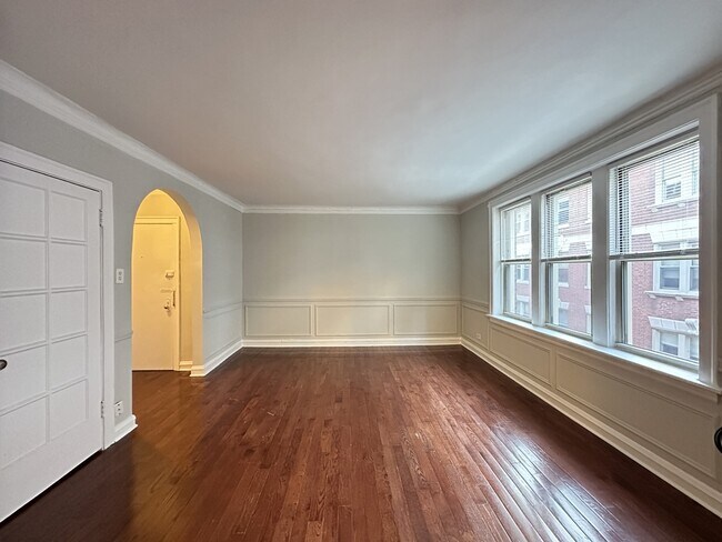 Building Photo - 547 W Surf St