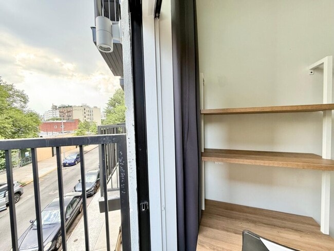 Building Photo - Furnished room/NOT APARTMENT