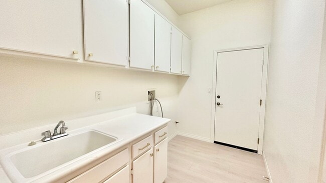 Building Photo - Fantastic Single-Story in the desirable an...
