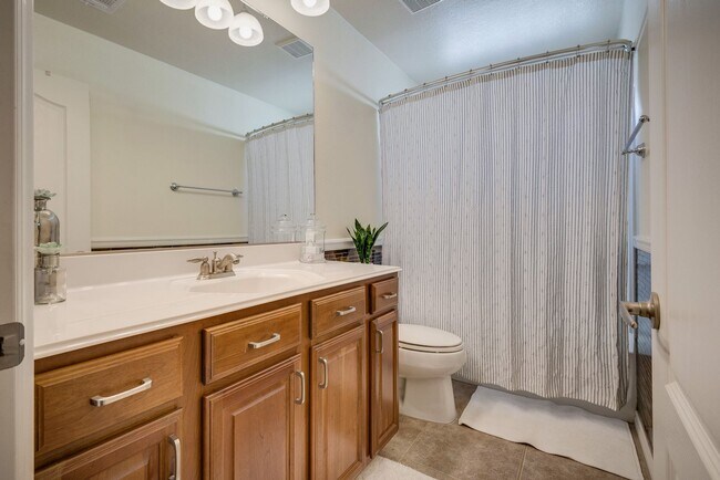 Building Photo - Gated single family home with 4 bed 3 bath...