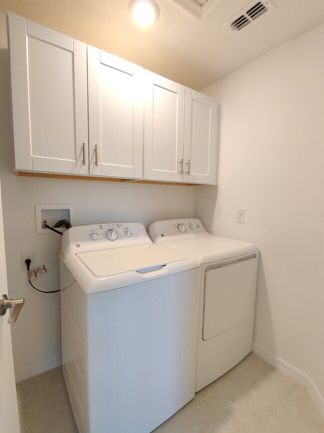 Building Photo - Spacious End-Unit Townhouse in FishHawk Ranch | Top-Rated Schools