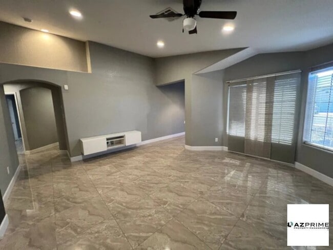 Building Photo - 9638