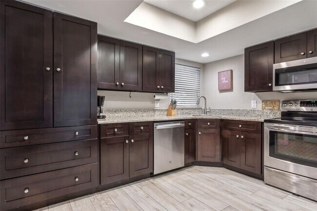 Building Photo - 4401 Summer Oak Dr