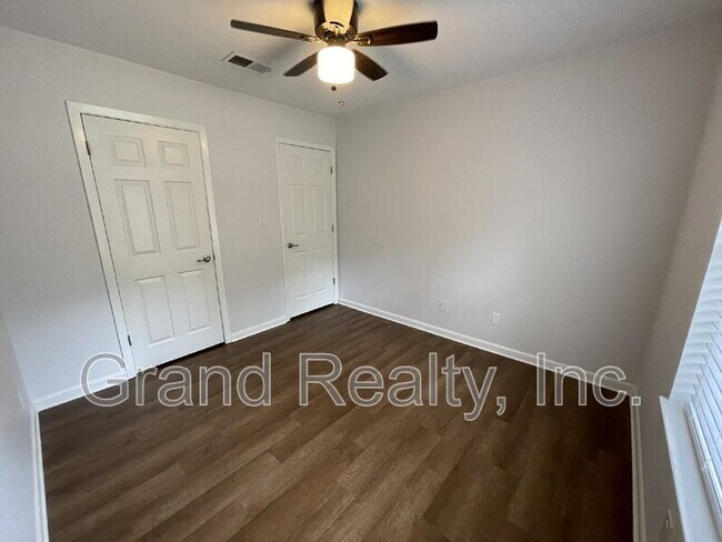 Building Photo - 6221 Fox Run St