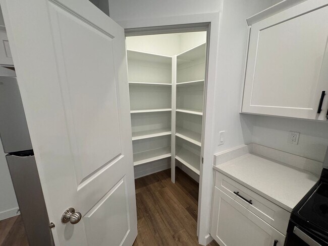 Building Photo - Recently Finished Basement! 3 bed 2 bath - in unit laundry!