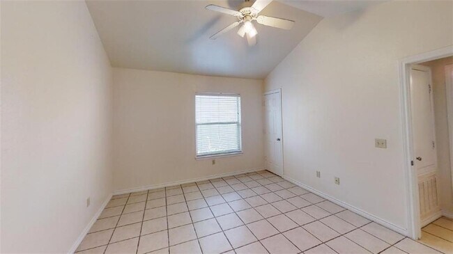 Building Photo - 412 Burleson St