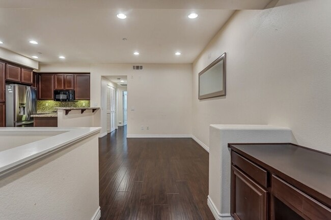 Building Photo - Lux 2 Bed 2 Bath Condo at the Spectrum!