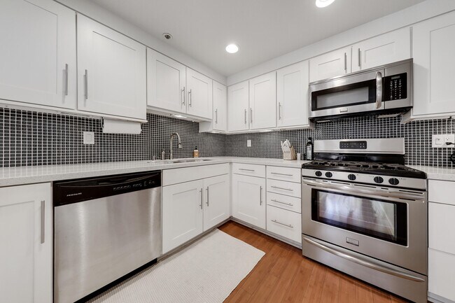 Building Photo - 835 Village Square S