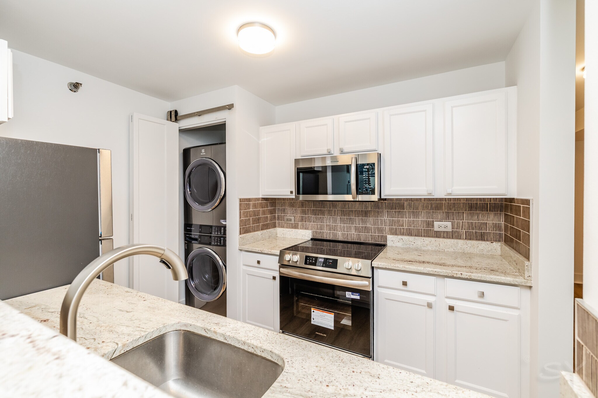 Building Photo - 345 N La Salle Dr