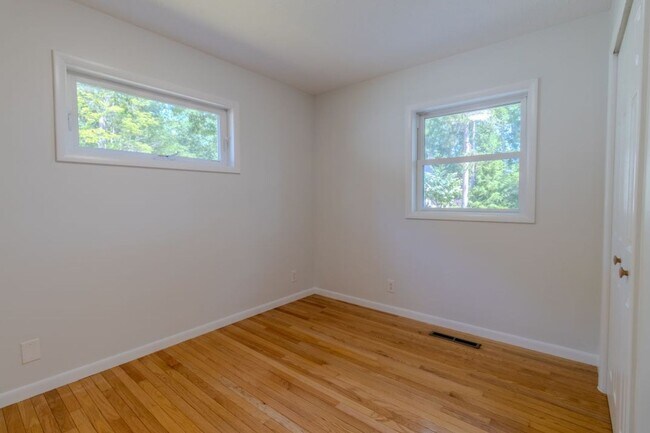 Building Photo - The Little Bungalow of Your Dreams Near East Bay! 2BR / 1BA Long-Term Rental
