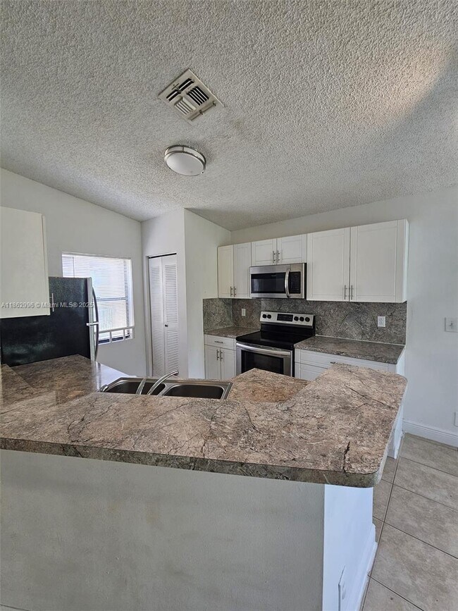 Building Photo - 9999 Summerbreeze Dr