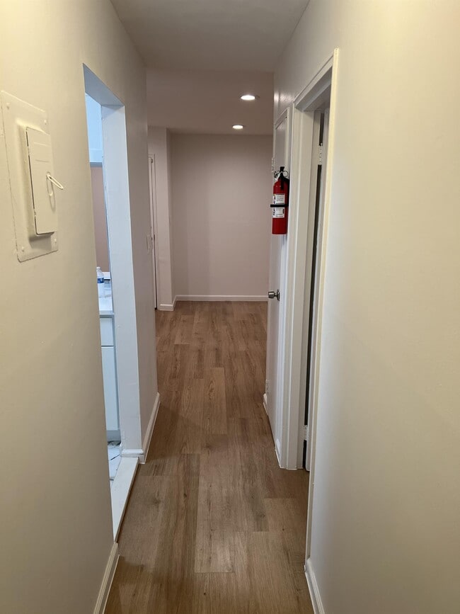 Building Photo - 9B Hemlock Dr