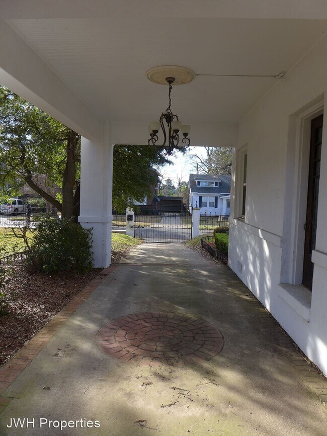 Building Photo - 4 br, 2.5 bath House - 1040 Blanchard Place