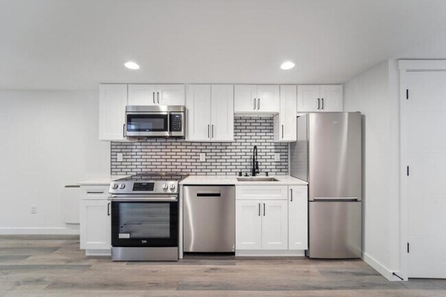 Building Photo - 2 bedroom in Seattle WA 98117