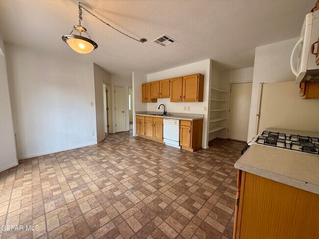 Building Photo - 12118 Royal Woods Dr