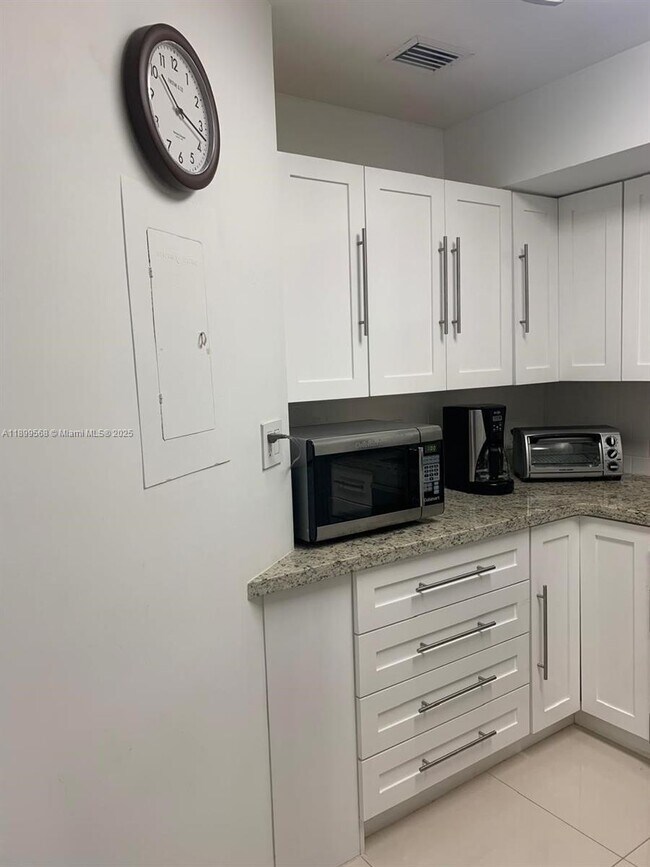 Building Photo - 4925 Collins Ave