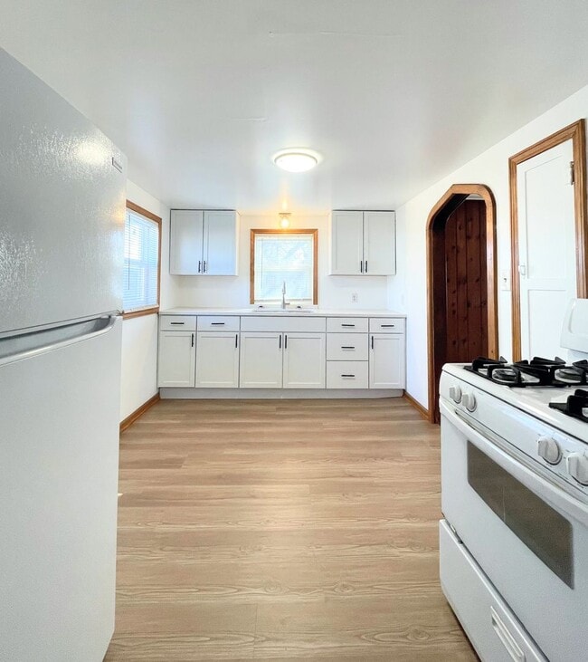 Building Photo - Two Bedroom Home with Detached Garage