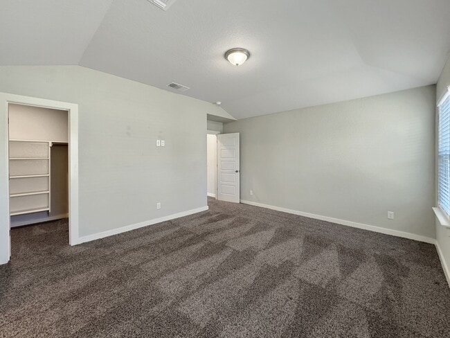 Building Photo - 736 Ft Leonard