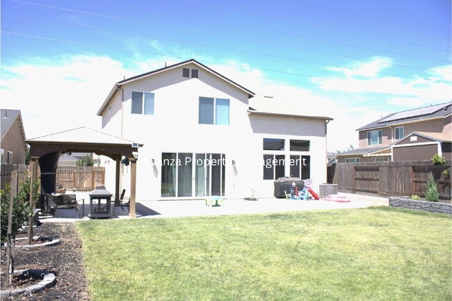 Building Photo - 1 Year Lease 4 Bed  3 Bath  Rent: $2,695 D...