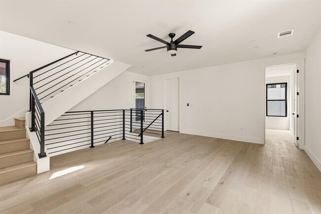 Building Photo - 2300 Bluebonnet Ln
