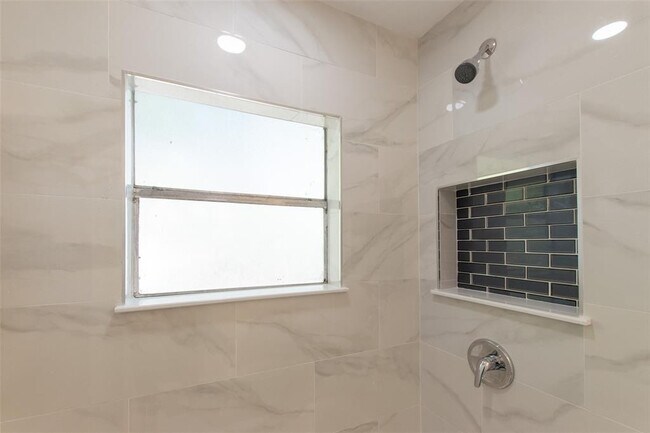 Building Photo - 2921 NW 25th St