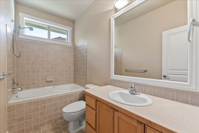 Building Photo - 3 Bedroom 3 Bathroom Home in Desirable Eag...