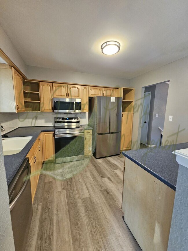 Building Photo - BEAUTIFUL UPDATES!!