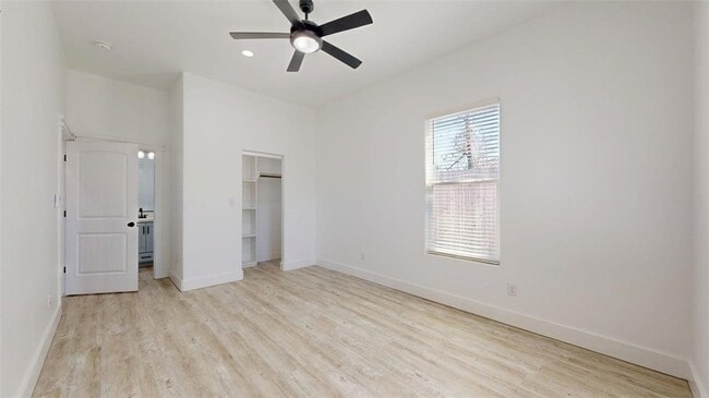 Building Photo - 4867 N Oakland Ln