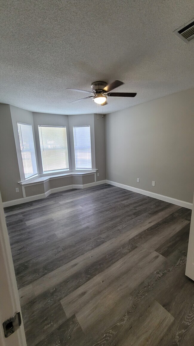 Building Photo - 747 Spring Lake Dr