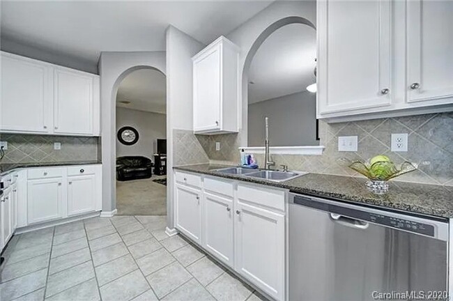 Building Photo - Townhome