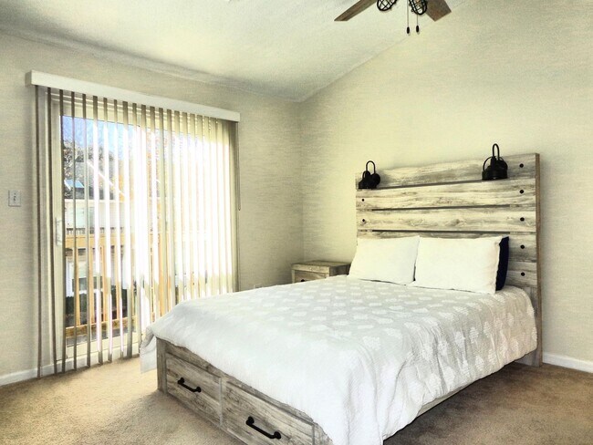 Building Photo - Lynnhaven Shores