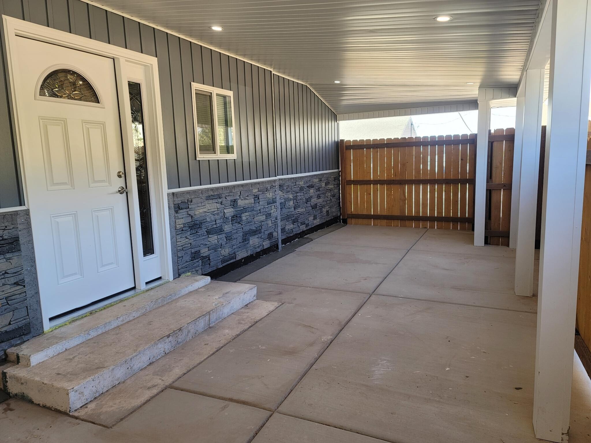 Building Photo - 168 E 70 S