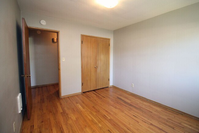 Building Photo - renwr09