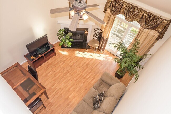 Building Photo - Updated Condo in Norfolk