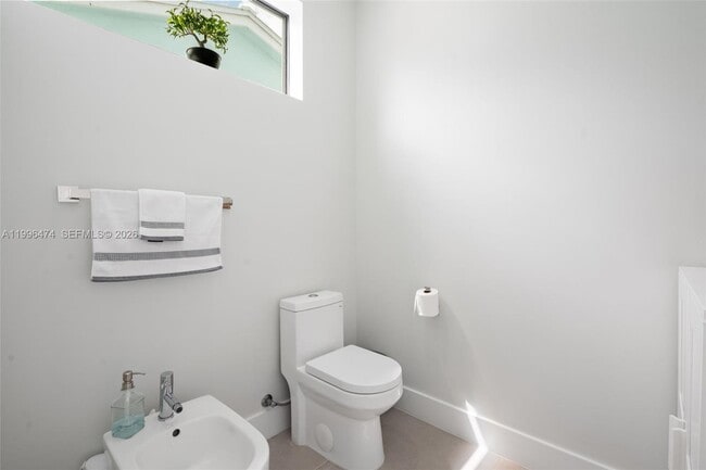 Building Photo - 5735 SW 35th St