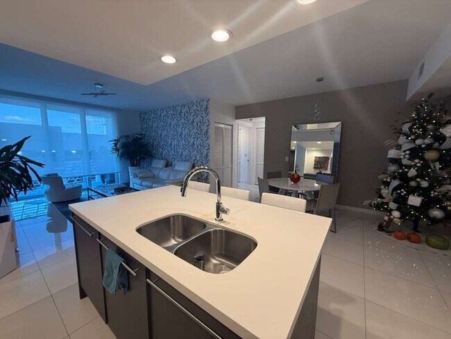 Building Photo - 2 BED/2 BATH UNIT 1-503