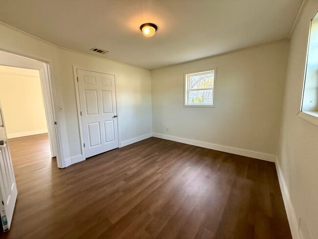 Building Photo - 3 Bedroom/1.Bathroom Home in Paragould AR - $1,150/month