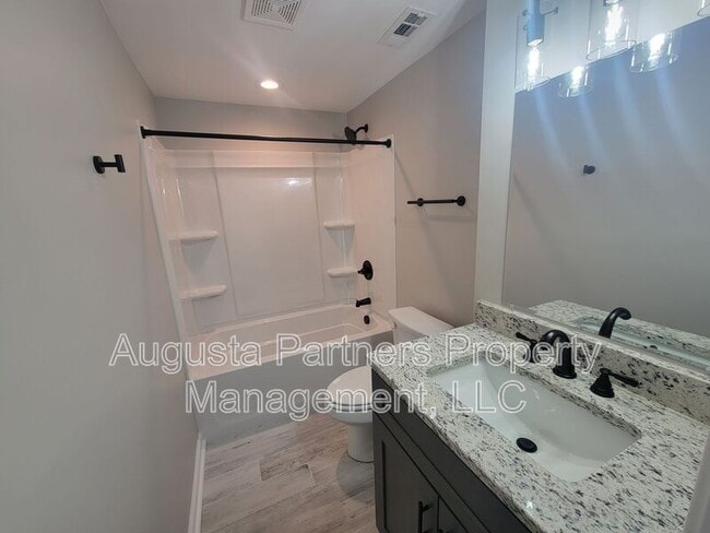 Building Photo - 322 N Hicks St