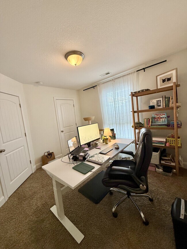 Building Photo - 607 Hollow Crst