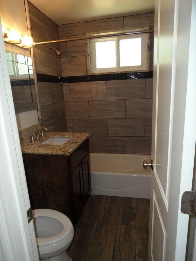 Building Photo - 300 1/2-204 1/2 E Mills Dr