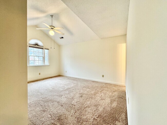 Building Photo - 3 BR Townhouse w/ Garage in Adams Farm